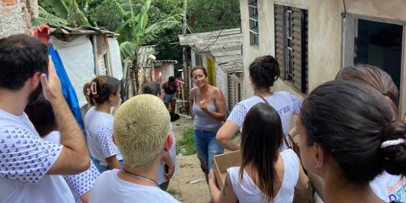 Dia de doar Marmitas na comunidade caixa d'água, em Taboão da Serra